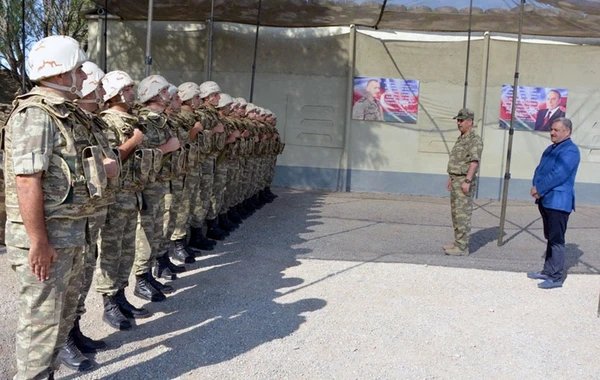 Müdafiə naziri ön cəbhəyə gedib - VİDEO