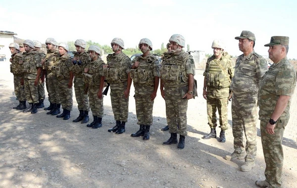 Müdafiə naziri ön cəbhəyə gedib - VİDEO