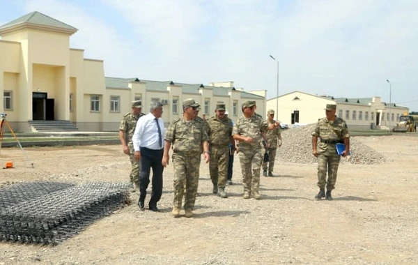 Müdafiə naziri cəbhəboyu zonada tikintisi davam edən bir neçə hərbi hissədə olub