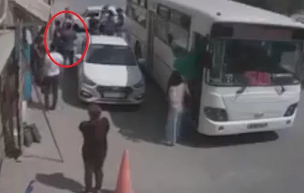 Bakıda sürücünü avtobusdan düşürdüb döydülər - ANBAAN VİDEO