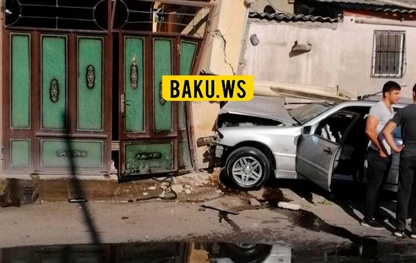 “Mercedes” evə çırpıldı – Ata və oğlu yaralandı - VİDEO