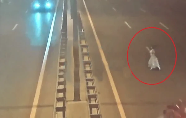 Bakıda 120-lik yolda maşın qadını vurub kənara atdı - DƏHŞƏTLİ VİDEO