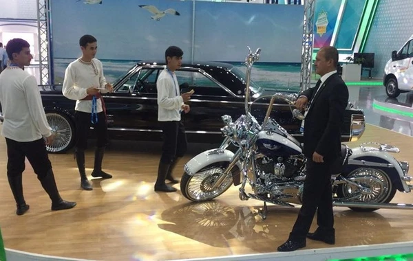 Восстановленный в Баку ретро-автомобиль Chrysler показан в Туркменбаши - ВИДЕО