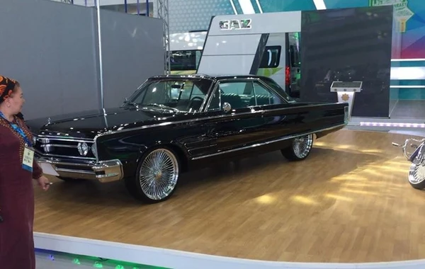 Восстановленный в Баку ретро-автомобиль Chrysler показан в Туркменбаши - ВИДЕО