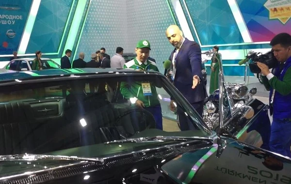 Восстановленный в Баку ретро-автомобиль Chrysler показан в Туркменбаши - ВИДЕО