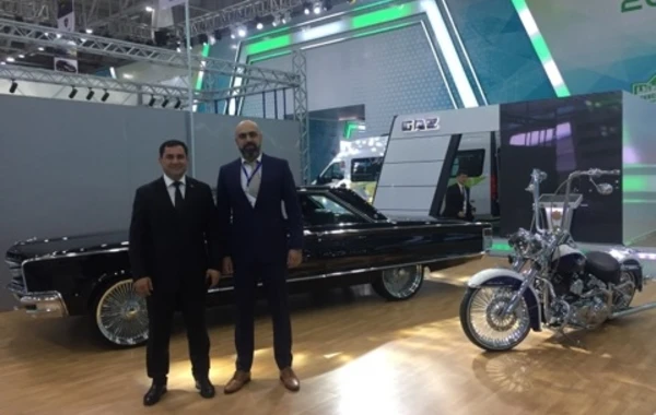 Восстановленный в Баку ретро-автомобиль Chrysler показан в Туркменбаши - ВИДЕО