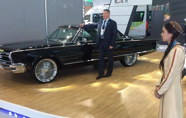 Восстановленный в Баку ретро-автомобиль Chrysler показан в Туркменбаши - ВИДЕО