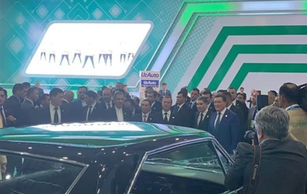 Восстановленный в Баку ретро-автомобиль Chrysler показан в Туркменбаши - ВИДЕО