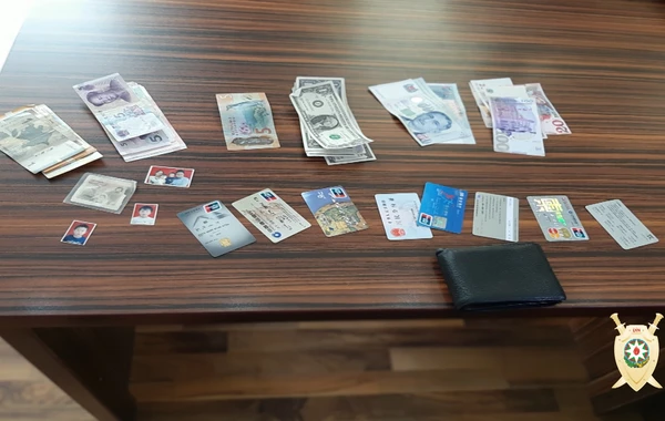 Bakıda çarəsiz qalan çinlinin köməyinə polislər gəldi - FOTO