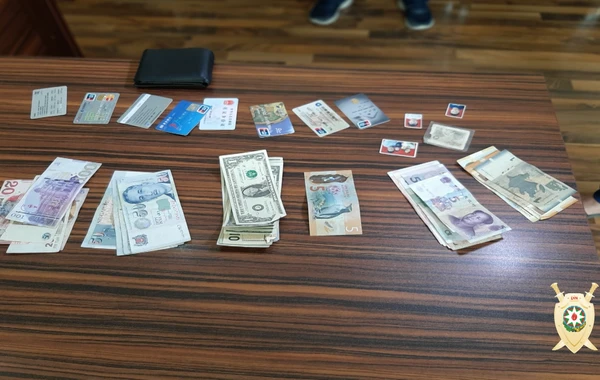 Bakıda çarəsiz qalan çinlinin köməyinə polislər gəldi - FOTO