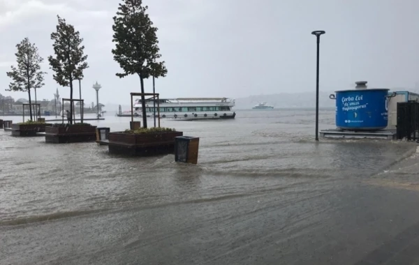 Стамбул ушел под воду: есть погибший - ФОТО