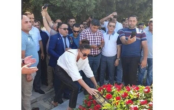 Мехрибан Алиева вместе с группой выпускников почтила память шехидов - ВИДЕО
