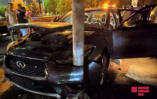 Bakıda iki maşın toqquşdu, "Infiniti" çuxura düşdü - xəsarət alan var - VİDEO