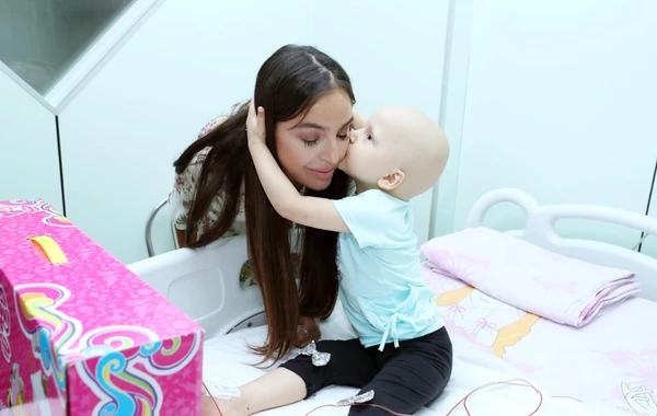 Leyla Əliyeva Bakının bir sıra tibb müəssisələrində müalicə olunan uşaqlara baş çəkdi - FOTO