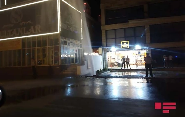 Babək prospektini su basıb - FOTO