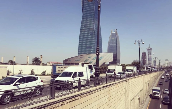 Bakıda yanacaq maşını yolu bağladı - FOTO