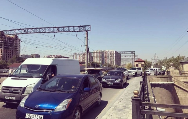 Bakıda yanacaq maşını yolu bağladı - FOTO