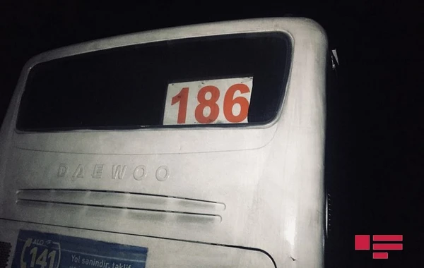 В Баку автобус сбил пешеходов, один из них скончался