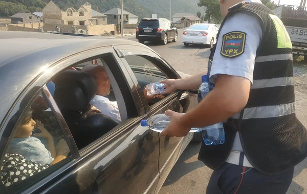Yol polisi sürücülərə və sərnişinlərə sərin su payladı (FOTO)