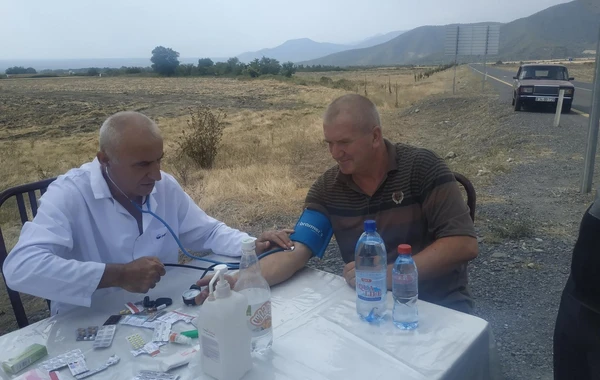 Yol polisi sürücülərə və sərnişinlərə sərin su payladı (FOTO)