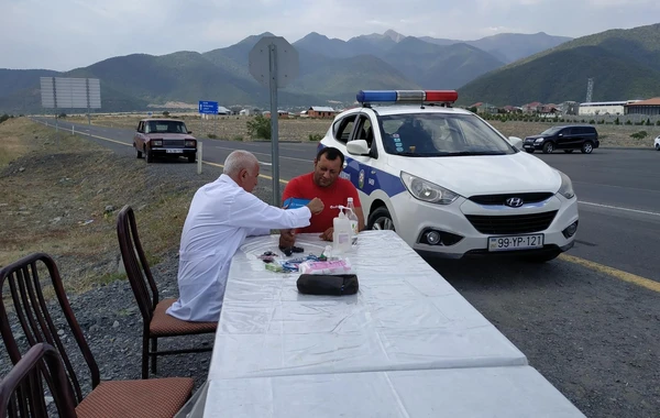 Yol polisi sürücülərə və sərnişinlərə sərin su payladı (FOTO)