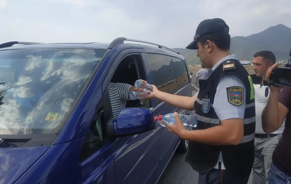 Yol polisi sürücülərə və sərnişinlərə sərin su payladı (FOTO)
