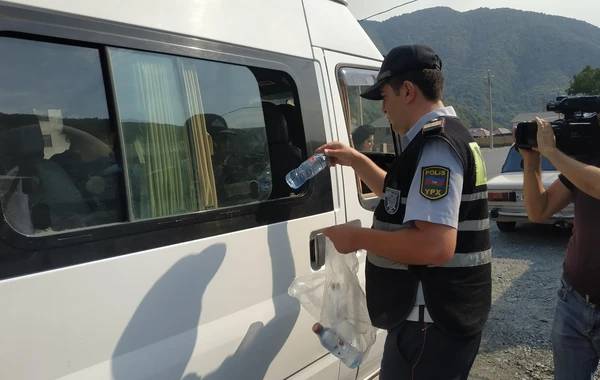Yol polisi sürücülərə və sərnişinlərə sərin su payladı (FOTO)