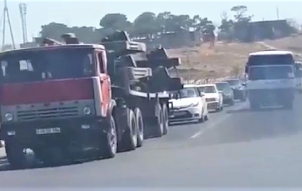 Bakıda avtobuslar əks yola çıxaraq sərnişinlərin həyatını təhlükəyə atdı - VİDEO
