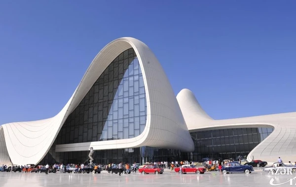 Лейла Алиева наблюдала за выставкой и пробегом классических автомобилей - ФОТО