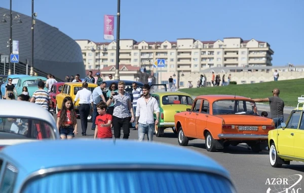 Лейла Алиева наблюдала за выставкой и пробегом классических автомобилей - ФОТО