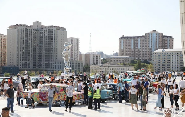 Лейла Алиева наблюдала за выставкой и пробегом классических автомобилей - ФОТО
