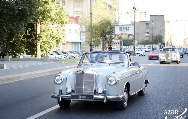 Лейла Алиева наблюдала за выставкой и пробегом классических автомобилей - ФОТО