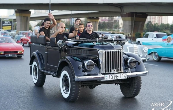 Лейла Алиева наблюдала за выставкой и пробегом классических автомобилей - ФОТО