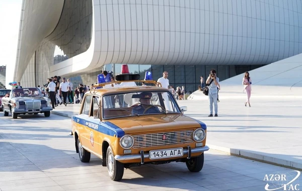 Лейла Алиева наблюдала за выставкой и пробегом классических автомобилей - ФОТО