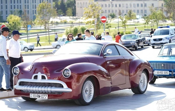 Лейла Алиева наблюдала за выставкой и пробегом классических автомобилей - ФОТО