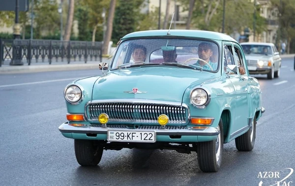 Лейла Алиева наблюдала за выставкой и пробегом классических автомобилей - ФОТО