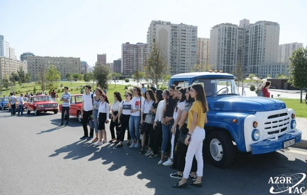 Лейла Алиева наблюдала за выставкой и пробегом классических автомобилей - ФОТО