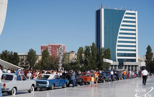 Лейла Алиева наблюдала за выставкой и пробегом классических автомобилей - ФОТО