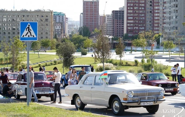 Лейла Алиева наблюдала за выставкой и пробегом классических автомобилей - ФОТО