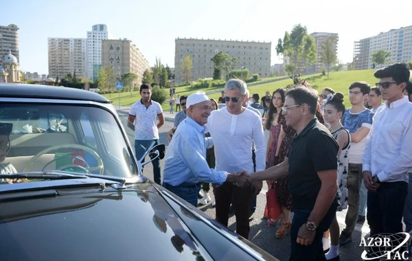 Лейла Алиева наблюдала за выставкой и пробегом классических автомобилей - ФОТО