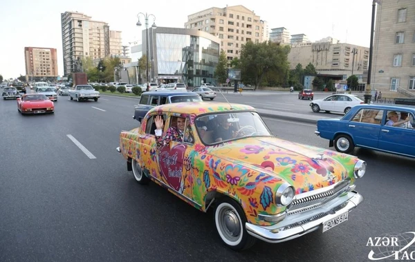 Лейла Алиева наблюдала за выставкой и пробегом классических автомобилей - ФОТО