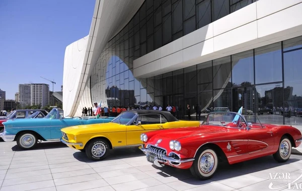 Лейла Алиева наблюдала за выставкой и пробегом классических автомобилей - ФОТО