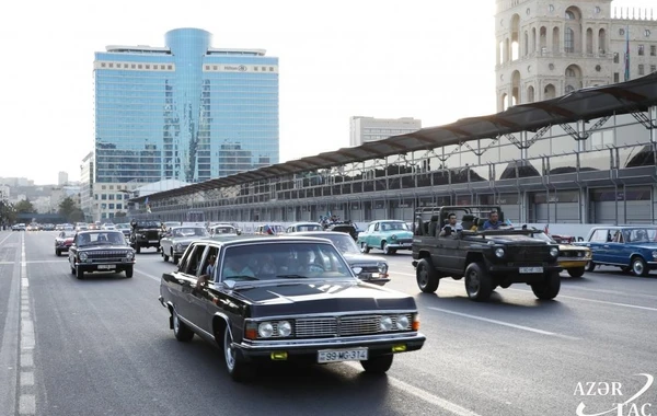 Лейла Алиева наблюдала за выставкой и пробегом классических автомобилей - ФОТО