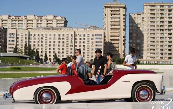 Лейла Алиева наблюдала за выставкой и пробегом классических автомобилей - ФОТО