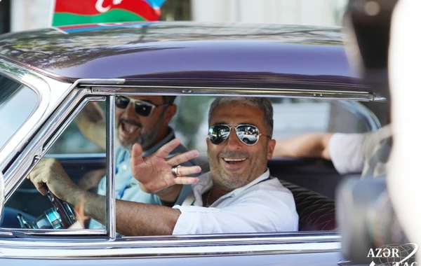 Leyla Əliyeva klassik avtomobillərin yürüşündə - FOTO