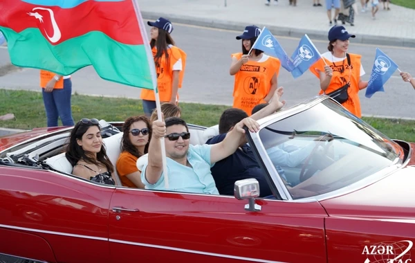 Leyla Əliyeva klassik avtomobillərin yürüşündə - FOTO