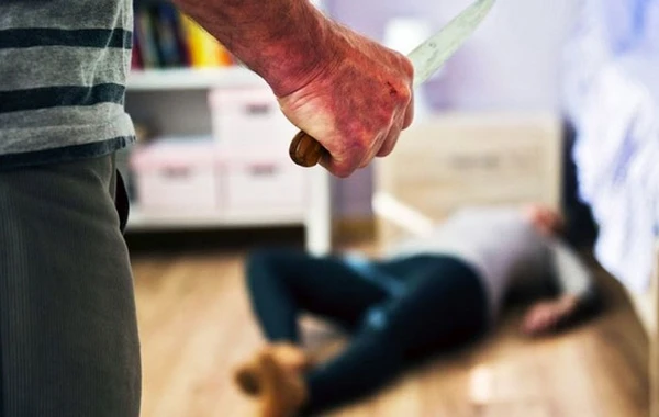 Bakıda gənc oğlan özündən 22 yaş böyük sevgilisini su üstündə bıçaqladı