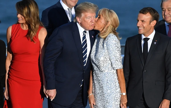 Поступок Меланьи Трамп на глазах у мужа поспособствовал дискуссиям - ФОТО