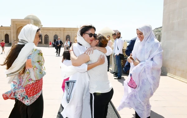 Mehriban Əliyevaya Qurani-Kərim hədiyyə olundu (FOTO)