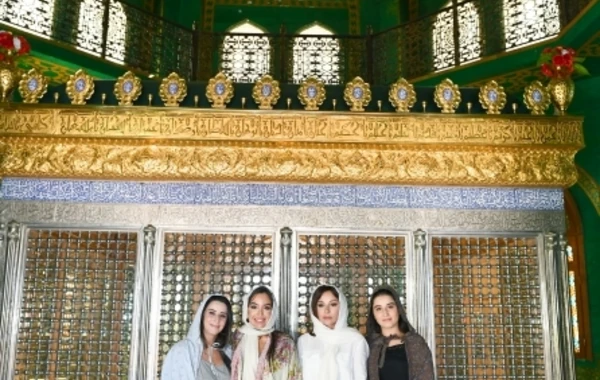 Mehriban Əliyevaya Qurani-Kərim hədiyyə olundu (FOTO)